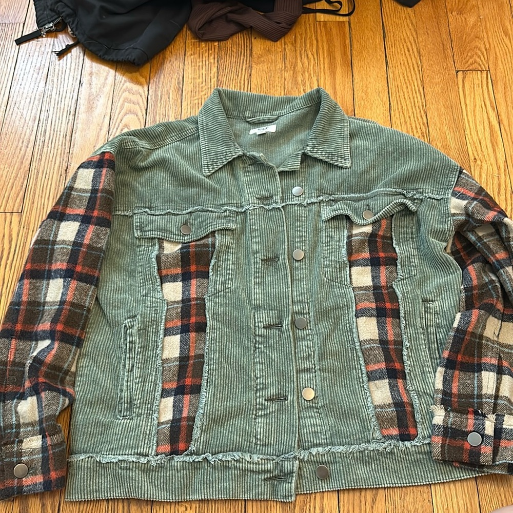 Stylish, lightweight corduroy jacket with flannel sleeves and details.